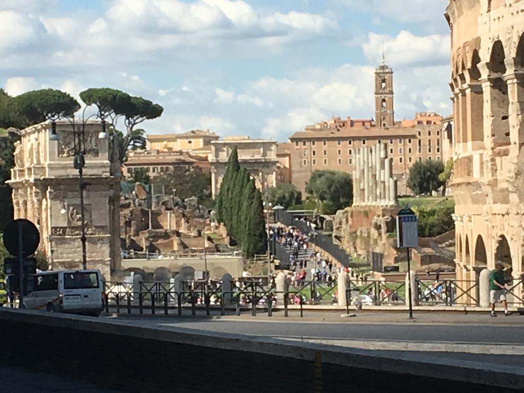 Delightful Apartment 100 Meters From The Colosseum Bagian luar foto