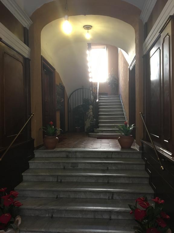 Delightful Apartment 100 Meters From The Colosseum Bagian luar foto